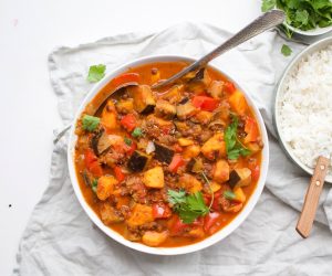 zoete aardappel-aubergine stoof met linzen