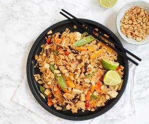 Vegan pad thai met scrambled tofu