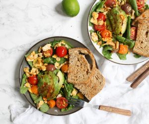 toast spinazie, ei en avocado