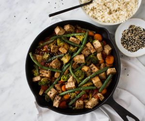 roerbak groenten met gemarineerde honing-sesam tofu