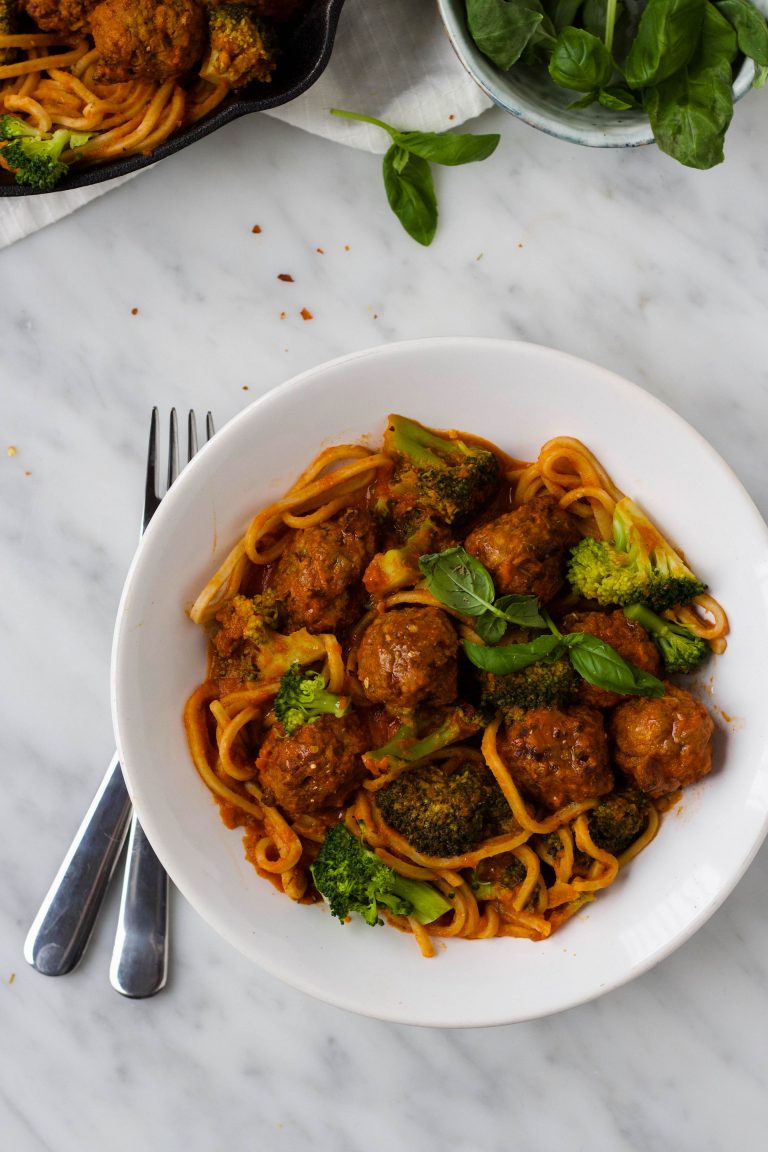 Spaghetti Met Rode Saus Broccoli En Vegetarische Balletjes