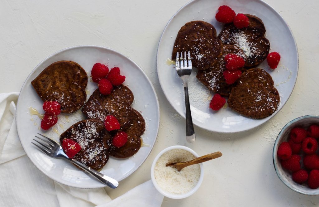 Integratie Vernietigen Jasje Valentijn ontbijt: chocolade pannenkoekjes met frambozen en rijstsiroop -  Feelgoodbyfood